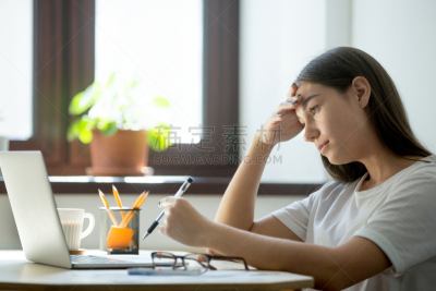 家庭生活,青年人,学生,使用手提电脑,女性,仅成年人,疲劳的,知识,高处,动机