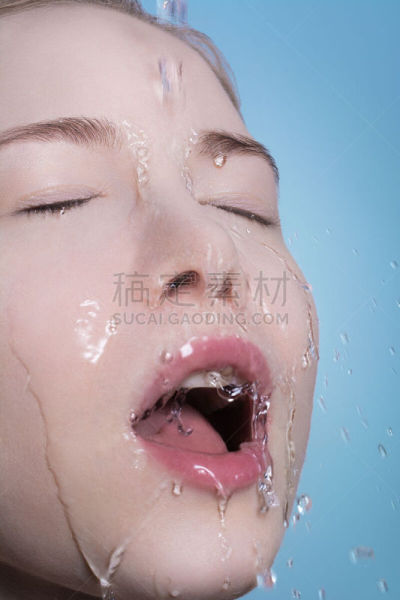 水,特写,人的脸部,金色头发,注视镜头,诱人的女人,闭着眼睛,垂直画幅,美,美人