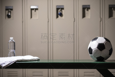 学校体育馆,体育器械,足球运动,衣帽间,水瓶,空的,休闲游戏,球,运动,长椅