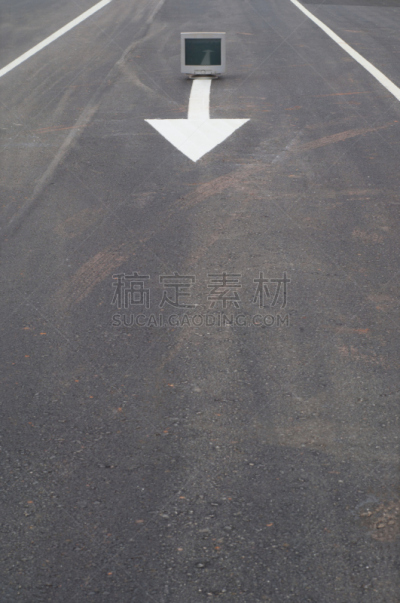 主机,在活动中,垂直画幅,笔记本电脑,交通标志,无人,路,古老的,交通,箭头符号