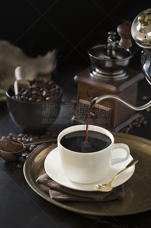 黑咖啡,杯,暗色,磨咖啡机,垂直画幅,选择对焦,烤咖啡豆,留白,芳香的,无人