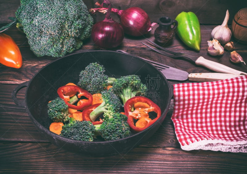 fresh vegetables in a black round frying pan