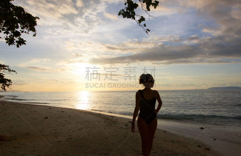 海滩,青年女人,邦主,天空,群岛,水平画幅,云,沙子,美人,夏天