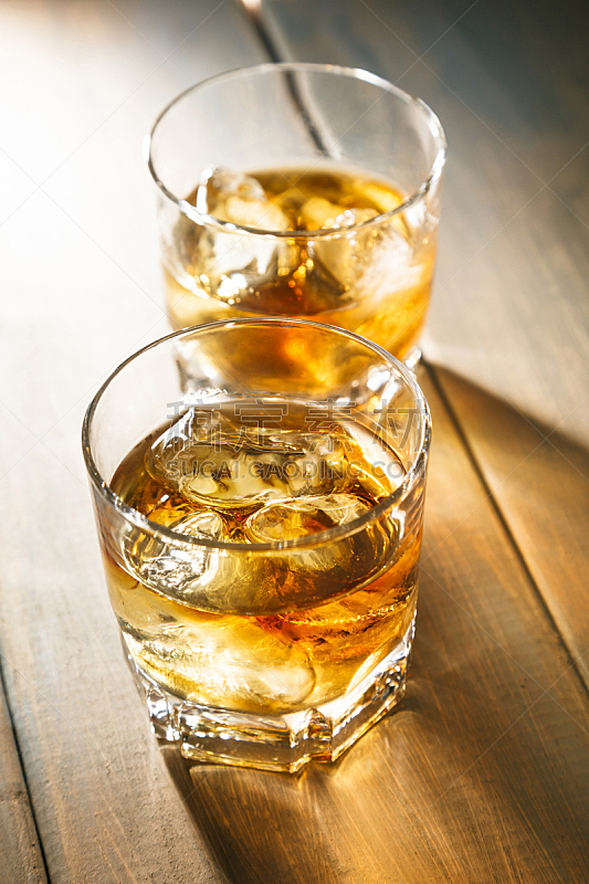 威士忌,白兰地,垂直画幅,褐色,玻璃杯,含酒精饮料,冰,饮料,人造冰,冰块