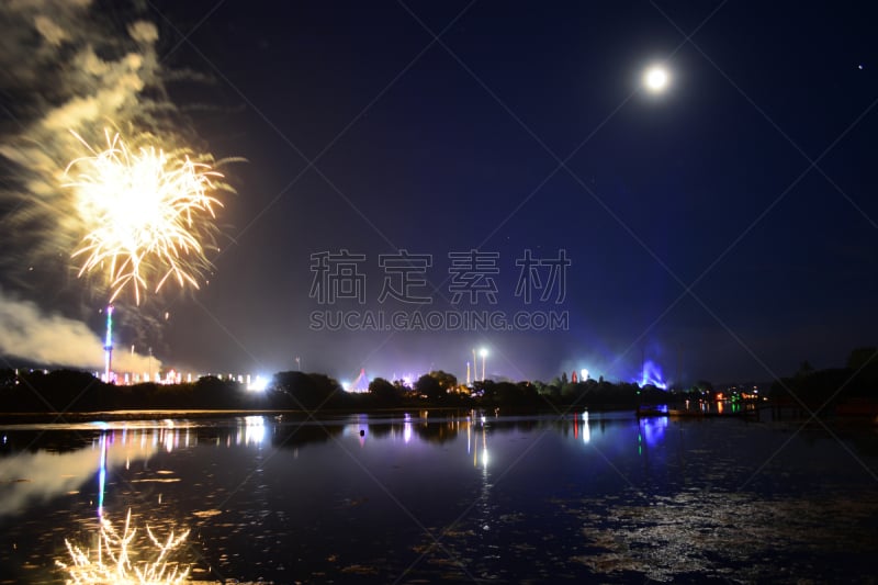 放焰火,怀特岛音乐节,水,天空,留白,夜晚,月亮,在边上,曙暮光,夏天