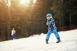 滑雪运动,知识,男孩,滑雪头盔,滑雪雪橇,滑雪镜,滑雪坡,滑雪服,安全帽,准确