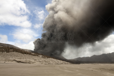 婆罗摩火山,山,灰,云,巨大的,婆罗摩火山口,bromo-tengger-semeru national park,东爪哇,水平画幅,火山地形