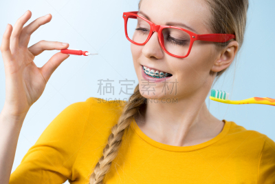 吊带,女人,牙间隙牙刷,牙刷,人的牙齿,牙科设备,水平画幅,眼镜,白色