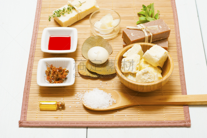 spa美容,乳木果,植物温泉疗法,水晶治疗,圣约翰草,药膏,滴瓶,面霜,浴盐,护手霜