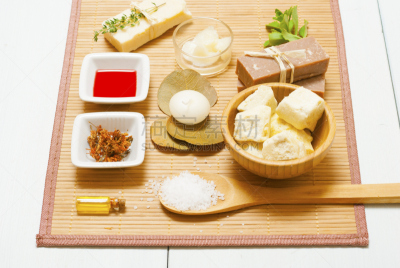 spa美容,乳木果,植物温泉疗法,水晶治疗,圣约翰草,药膏,滴瓶,面霜,浴盐,护手霜