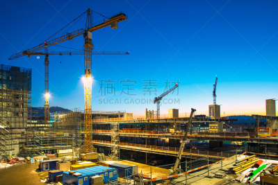 Baustelle mit Kunstlicht und Scheinwerfern  in der Dämmerung