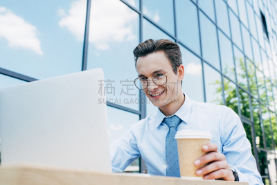 一次性杯子,户外,男商人,眼镜,现代,青年人,男性美,拿着,使用手提电脑,微笑
