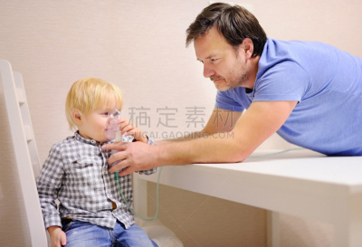 辅导讲座,儿子,幼儿,父亲,中老年人,面罩,鼻腔,支气管炎,哮喘吸入器