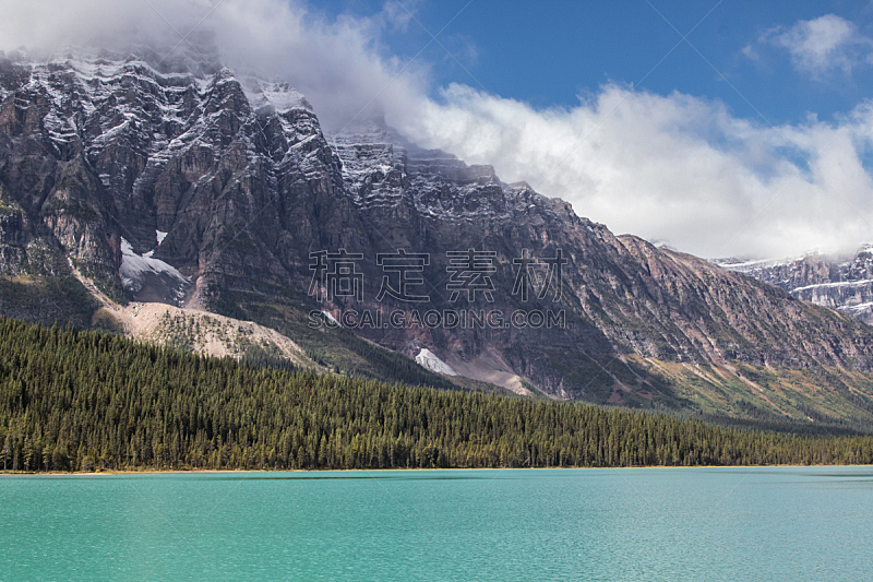 平投湖,加拿大落基山脉,水边,班夫国家公园,加拿大,水平画幅,山,阿尔伯塔省,无人,户外