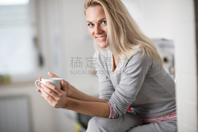 白色,乐趣,杯,金色头发,砖,咖啡杯,自然美,两个物体,注视镜头,女人