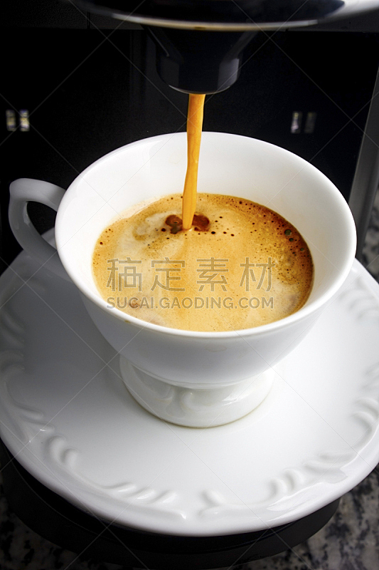 浓咖啡,垂直画幅,奶制品,褐色,茶碟,奶油,家庭生活,早晨,周末活动,饮料