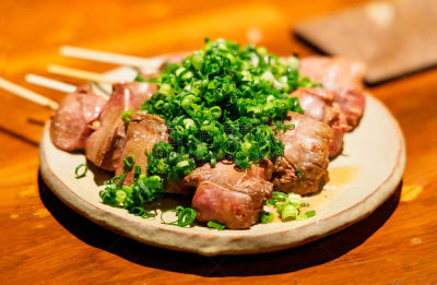 鸟类,格子烤肉,含酒精饮料,烤串,日本食品,食品,玻璃杯,食品杂货,成分,啤酒杯