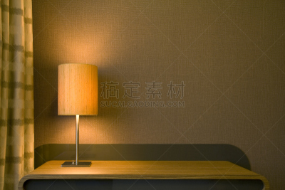 边几,灯,极简构图,床头柜,棕榈泉,汽车旅馆,整洁的房间,灯罩,正面视角,家庭生活