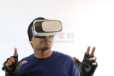 青年人,男性美,虚拟现实,白色背景,男人,衣服,推镜头,360度景观,增强现实,遥控器