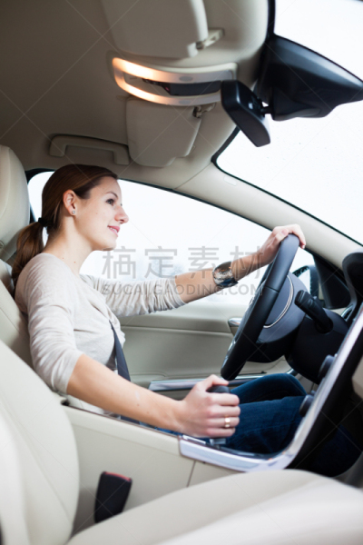 现代,汽车,可爱的,青年女人,车座,垂直画幅,车轮,陆用车,仪表板,仅男人
