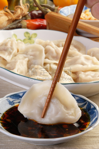 煮食,饺子,餐具,垂直画幅,开胃品,家庭生活,膳食,肉,白色,晚餐