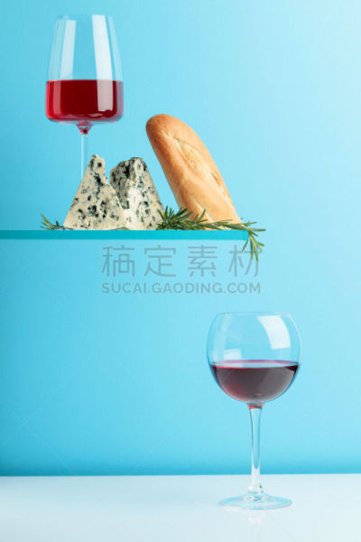 葡萄酒,面包,蓝纹乳酪,迷迭香,蓝色背景,饮料,法式长棍面包,奶制品,含酒精饮料,布里白乳酪