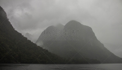 doubtful sound,自然,水,水平画幅,绿色,地形,瀑布,无人,户外,山脉