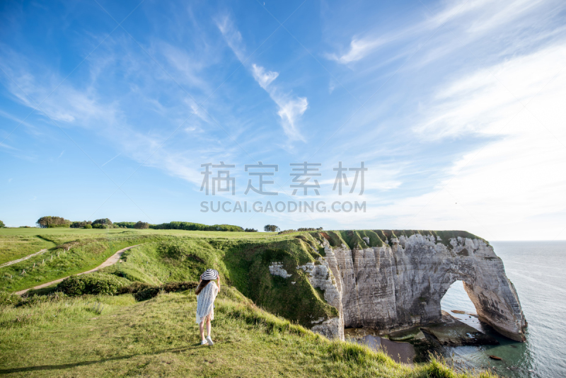 女人,岩石海岸线,格林菲尔德,诺曼底埃特塔尔海滩,广角拍摄,诺曼底,悬崖,洛矶山脉,天空,美