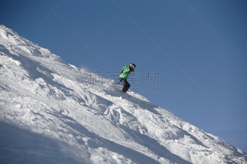 蒙古式滑雪,女人,滑雪运动,滑雪坡,陡峭,专门技术,天空,水平画幅,绿色,雪