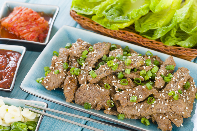 韩式烧牛肉,韩国小菜,野餐烤牛肉,朝鲜,韩国泡菜,肉眼牛排,格子烤肉,葱,韩国食物,东亚
