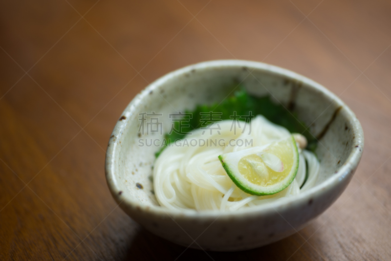 亚洲全麦面,日本食品,鱼汤肉汤,俱乐部食品,选择对焦,水平画幅,开胃品,膳食,夏天,特写