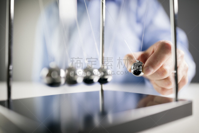 男商人,概念,牛顿碰撞球,多米诺效应,球,领导能力,桌上玩具,金属,想法,球体