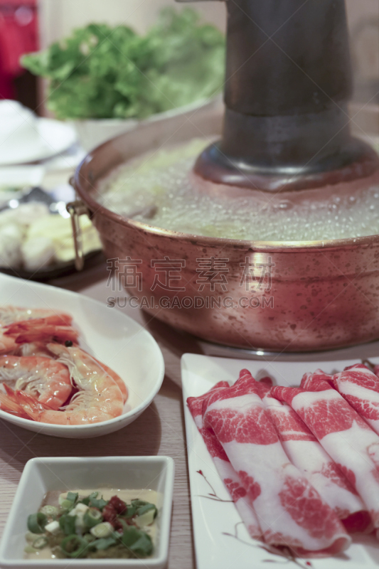 波特派,传统,日式火锅菜,铜锅,涮涮锅,炸鱼饼,裹面包屑,垂直画幅,煮食,海产
