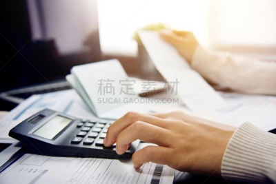 债务,女人,笔记本电脑,水平画幅,银行,泰国,仅成年人,信用卡,部分,网上购物