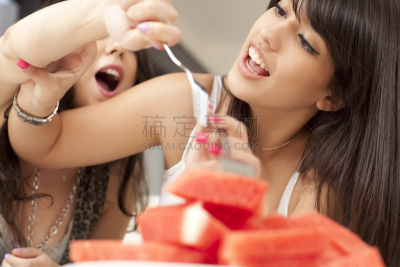 西瓜,扭臂,watermelon crimson sweet,青少年,水平画幅,人的嘴,特写,部分,仅青少年,成年的