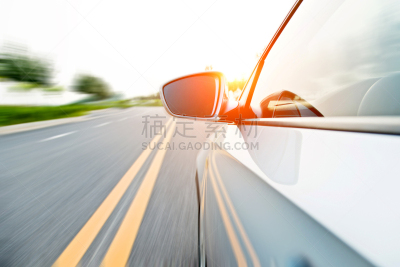 汽车,在活动中,侧面视角,汽车侧视镜,汽车后视镜,车门,汽车视镜,车道,自驾游,天空