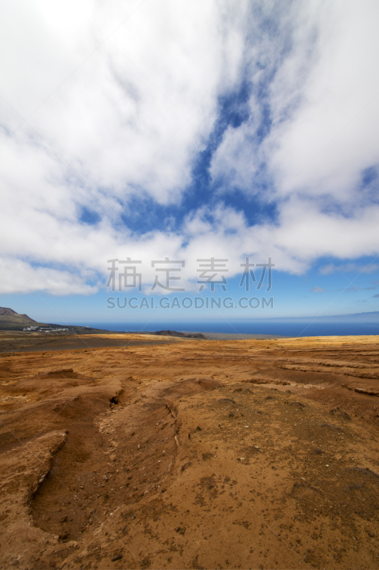 Timanfaya National Park,兰萨罗特岛,夏天,灌木,火山,泻湖,西班牙,垂直画幅,水,天空