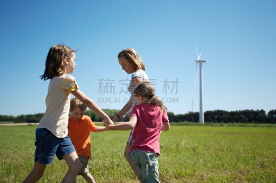 进行中,儿女,风轮机,背景聚焦,水平画幅,风力,户外,草,友谊,田地