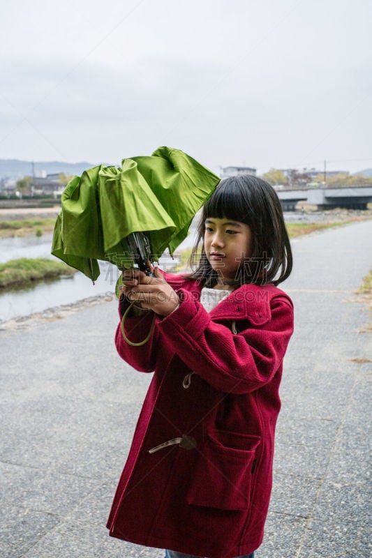 伞,平衡折角灯,女孩,鸭川,京都府,垂直画幅,天空,女人,快乐,仅日本人