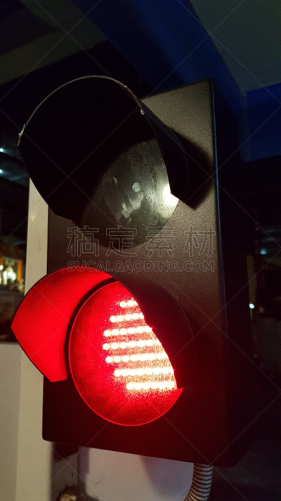 红灯,垂直画幅,天空,机敏,水平画幅,无人,符号,交通,道路危险标志,光
