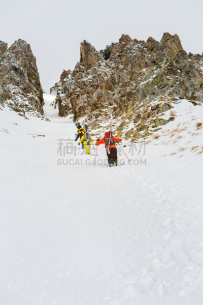 非都市风光,在之间,岩石区,极限滑雪,在上面,前面,垂直画幅,天空,山,滑雪坡