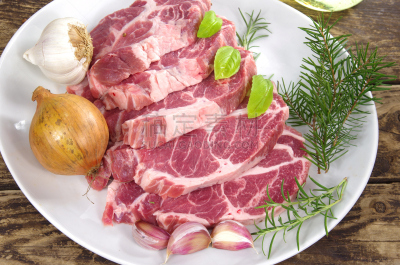 罗勒,迷迭香,腰肉,水平画幅,无人,胡椒,排骨,生食,肉,白色