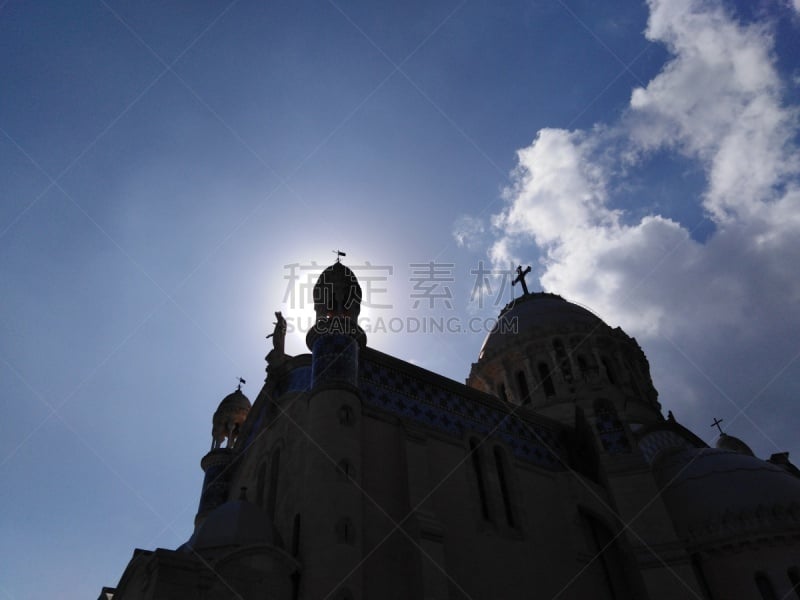 The Cathedral of Notre Dame d’Afrique stands high above the city of Algiers, overlooking the sea. A mixture of Roman and Byzantine styles of architecture, with Moorish influences, it is a magnificent edifice built between 1858 and1872 when Algeria was occ