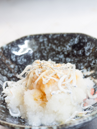 沙丁鱼,酱油,萝卜,搓碎干酪,煮食,日本食品,日本,幼小动物,银鱼,白萝卜