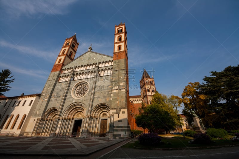 La Basilica di Sant'Andrea di Vercelli è una chiesa monacale cistercense e rappresenta uno dei pochi esempi di architettura gotica in Italia