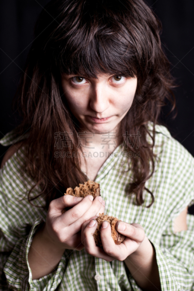 面包,女人,切片食物,垂直画幅,褐色,仅成年人,彩色图片,经济,成年的