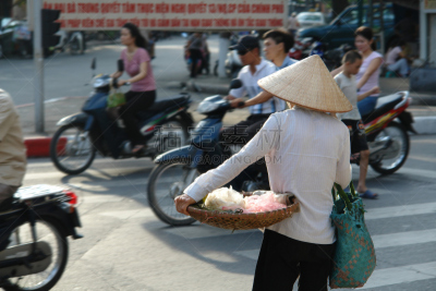 越南,城市生活,摩托车后座,河内,机动脚踏车,锥形帽,水平画幅,人群,仅成年人,背面视角