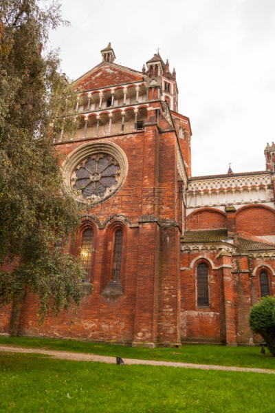 La Basilica di Sant'Andrea di Vercelli è una chiesa monacale cistercense e rappresenta uno dei pochi esempi di architettura gotica in Italia