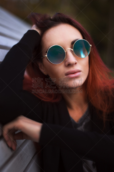 染红的头发,女人,太阳镜,自然美,垂直画幅,公园,长椅,秋天,美人,性感