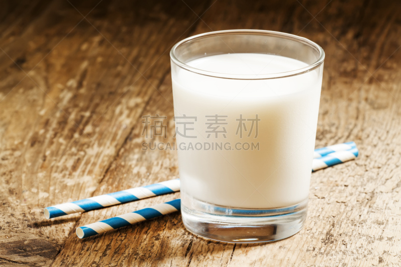 装管,玻璃杯,白色,条纹,清新,牛奶,蓝色,饮食,奶制品,桌子